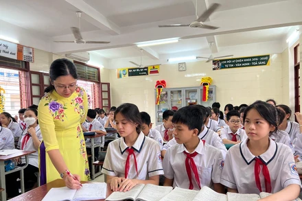 Cô giáo Trịnh Thị Thu Trang, Trường trung học cơ sở Lương Khánh Thiện, quận Kiến An, Hải Phòng trong giờ lên lớp.