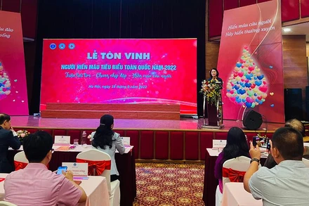 Chủ tịch Trung ương Hội Chữ thập đỏ Việt Nam Bùi Thị Hòa phát biểu tại buổi lễ.