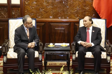 Chủ tịch nước Nguyễn Xuân Phúc tiếp Đại sứ El Salvador Ruben Omar Orozco Burgos. 