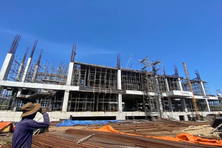 Trung tâm y tế Quân-Dân y kết hợp huyện Lý Sơn đang được khẩn trương thi công.