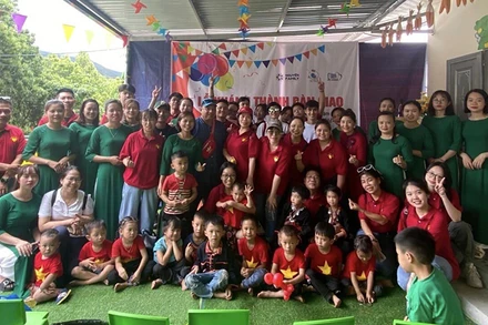 Các nghệ sĩ và các em nhỏ tại điểm trường Liên Sưu.