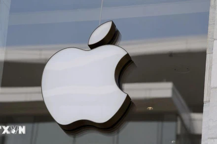 Biểu tượng Apple tại một cửa hàng. (Ảnh: AFP/TTXVN)