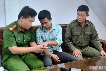 Tổ công nghệ số cộng đồng hướng dẫn người dân sử dụng dịch vụ công trực tuyến.