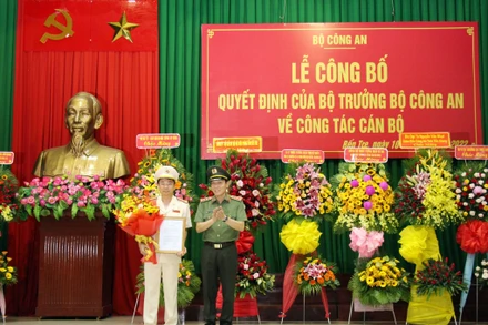 Thứ trưởng Công an Lương Tam Quang trao Quyết định điều động, bổ nhiệm Đại tá Trương Sơn Lâm giữ chức vụ Giám đốc Công an tỉnh Bến Tre.