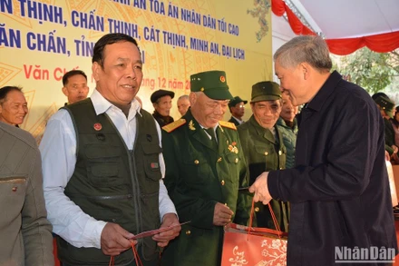 Đồng chí Nguyễn Hòa Bình tặng quà các gia đình chính sách, người nghèo, người lao động tại huyện Văn Chấn, tỉnh Yên Bái.