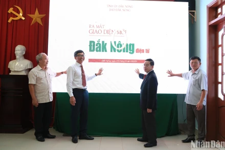 Các đại biểu tham dự và lãnh đạo Báo Đắk Nông nhấn nút khai trương giao diện mới Báo Đắk Nông điện tử.