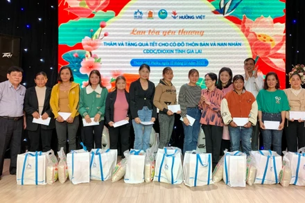 Giáo sư, Bác sĩ Nguyễn Thị Ngọc Phượng (thứ 6 từ phải qua) trao quà cho cô đỡ thôn bản tiêu biểu. 