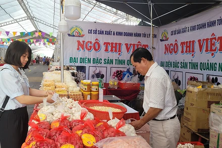 Khách hàng tới tham quan, mua sắm tại tuần hàng tư vấn, giới thiệu và xúc tiến tiêu thụ sản phẩm OCOP, làng nghề, nông sản thực phẩm an toàn năm 2023 được tổ chức ở quận Long Biên.