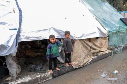 Trẻ em tại trại tị nạn ở thành phố Rafah, Dải Gaza. (Ảnh: THX/TTXVN)