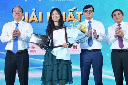 Ban Biên tập Báo Sài Gòn Giải Phóng trao giải Nhất cho các tác giả đạt giải “Tỏa sáng giá trị Việt” năm 2022-2023.