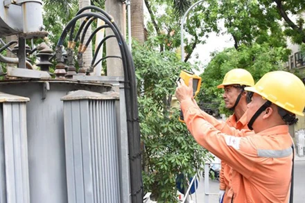 Nhân viên EVN kiểm tra vận hành thiết bị điện. 