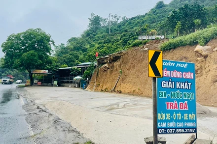 Hành lang giao thông thuộc quốc lộ số 6 đã bị gia đình ông Vũ Đức Thuận ngang nhiên khoét núi, đổ bê tông kiên cố "biến" thành điểm kinh doanh.