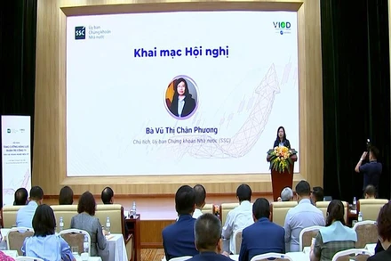 Chủ tịch Ủy ban Chứng khoán Nhà nước Vũ Thị Chân Phương phát biểu tại hội nghị.
