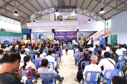 Bà con người Khmer và người Khmer gốc Việt đến nhận quà tại trụ sở Hội Khmer-Việt Nam, Phnom Penh, sáng 23/9.