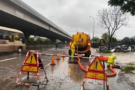 Công nhân Công ty Thoát nước Hà Nội chống ngập đô thị. (Ảnh: Ngọc Anh)