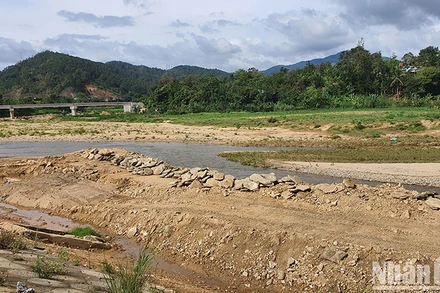 Các tấm đan bị sạt lở được tập kết giữa lòng sông.