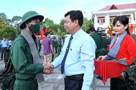 Bí thư Tỉnh ủy, Chủ tịch Hội đồng nhân dân tỉnh Cà Mau bắt tay động viên tân binh an tâm lên đường nhập ngũ.
