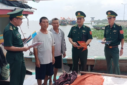Cán bộ, chiến sĩ đồn Biên phòng Cửa Lân, xã Nam Thịnh (Tiền Hải, Thái Bình) tuyên truyền, phát tờ rơi bảo vệ an ninh biên giới biển cho ngư dân.