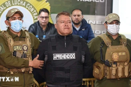 Tướng Bolivia Juan Jose Zuniga (giữa) bị bắt giữ vì âm mưu đảo chính bất thành. (Ảnh: India TV News/TTXVN)