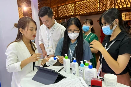 Các đại biểu tìm hiểu về các sản phẩm hỗ trợ làm đẹp, điều trị về da liễu.