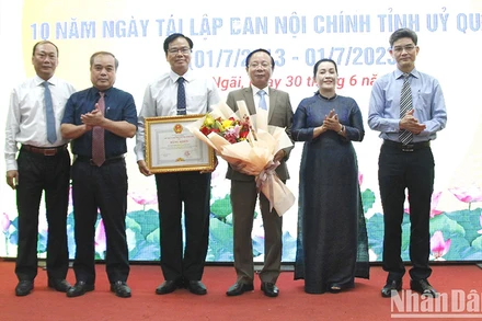 Lãnh đạo tỉnh Quảng Ngãi trao Bằng khen của Ủy ban nhân dân tỉnh cho tập thể Ban Nội chính Tỉnh ủy Quảng Ngãi. 