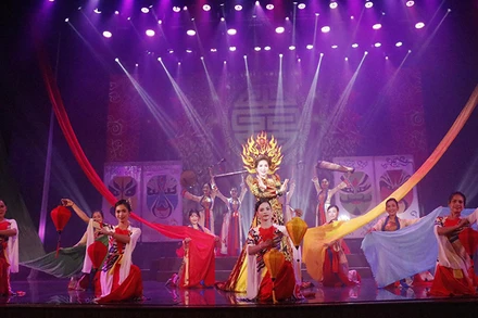 Tiết mục nghệ thuật chào mừng khai mạc cuộc thi. 