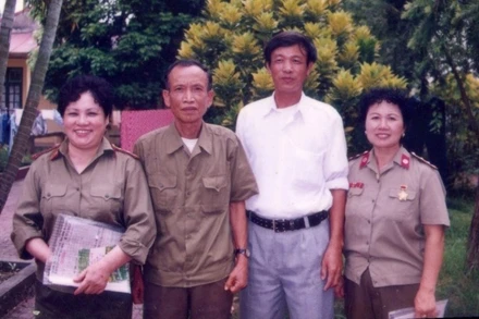 Bà Đặng Thị Muôn (ngoài cùng bên phải) cùng các thành viên của Tổ Mã dịch của Phòng Mã dịch điện báo trong Chiến dịch Hồ Chí Minh. (Ảnh: NVCC)