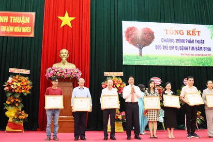 Lãnh đạo Ủy ban nhân dân tỉnh Ninh Thuận tặng bằng khen cho 8 tập thể có thành tích xuất sắc, tiêu biểu, có nhiều đóng góp trong chương trình.