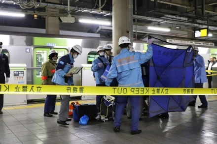 Nhân viên cứu thương tại hiện trường vụ đâm dao ở ga Akihabara, Tokyo, Nhật Bản, ngày 3/1. (Ảnh: Kyodo)