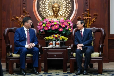 Đồng chí Nguyễn Văn Nên tiếp đồng chí Ngụy Hoa Tường, Tổng Lãnh sự Trung Quốc tại Thành phố Hồ Chí Minh chào từ biệt. (ẢNH: CHI MAI)