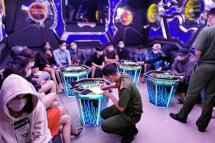 Lực lượng chức năng kiểm tra quán karaoke có dấu hiệu vi phạm tại Lâm Đồng.