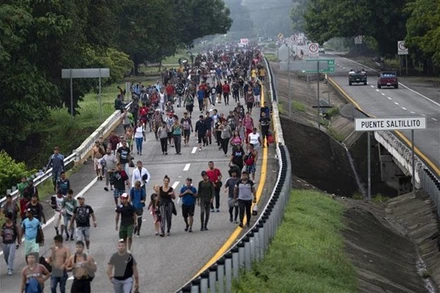 Người di cư di chuyển qua bang Chiapas (Mexico) hướng tới Mỹ ngày 9/6/2022. (Ảnh: AFP/TTXVN)
