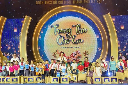 Bí thư Trung ương Đoàn Thanh niên Cộng sản Hồ Chí Minh Nguyễn Ngọc Lương (áo trắng, hàng sau ở giữa) cùng đại diện lãnh đạo các bộ, ngành trao quà Trung thu tặng thiếu nhi tại chương trình.