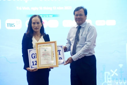 Thí sinh Nguyễn Thị Hồng Nghiệp, huyện Cầu Kè đạt giải Nhất cuộc thi “Ý tưởng khởi nghiệp đổi mới sáng tạo tỉnh Trà Vinh năm 2022”.