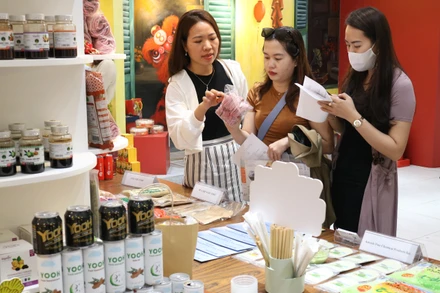 Các đại biểu tham quan các sản phẩm của doanh nghiệp Thành phố Hồ Chí Minh tại phòng trưng bày của Trung tâm Xúc tiến thương mại và Đầu tư Thành phố Hồ Chí Minh.