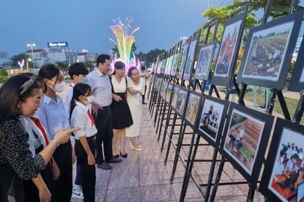 Đông đảo người dân đến xem trưng bày tranh, ảnh nghệ thuật về nông thôn mới huyện Bình Tân. 