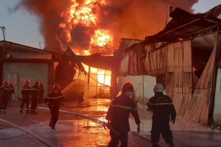 Ngọn lửa bốc cháy ngùn ngụt vào rạng sáng nay 25/7.