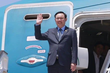 Chủ tịch Quốc hội Vương Đình Huệ đến Sân bay Jose Marti. (Ảnh: Doãn Tấn/TTXVN)