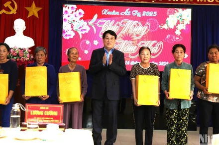 Chủ tịch nước Lương Cường tặng quà gia đình chính sách, hộ nghèo tỉnh An Giang.