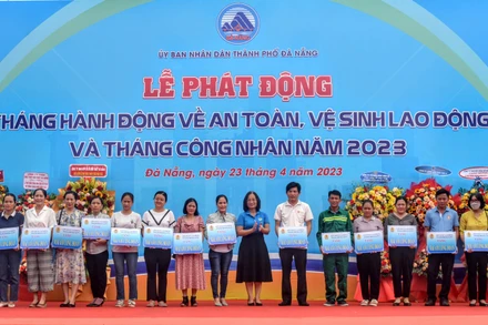 Trao nhà “Mái ấm công đoàn” cho người lao động có hoàn cảnh khó khăn.