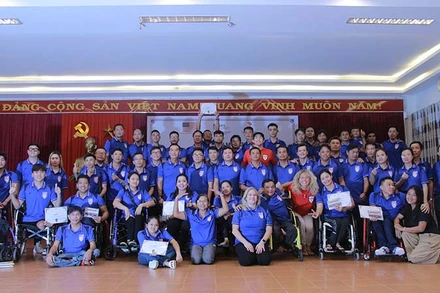 Các huấn luyện viên và vận động viên tham gia chương trình. (Ảnh: Đại sứ quán Hoa Kỳ)