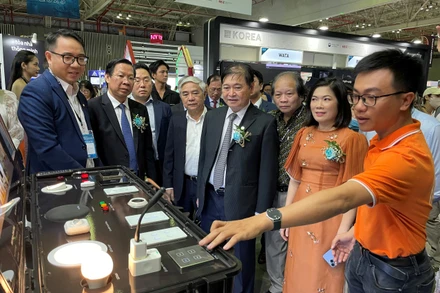 Lãnh đạo bộ, ngành và Thành phố Hồ Chí Minh tham quan mô hình nhà thông minh được trưng bày tại Smart City Asia 2023. 