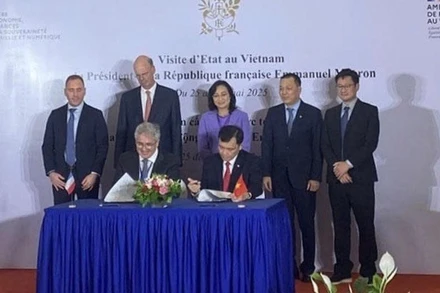 Tổng Giám đốc EVNSPC Nguyễn Phước Đức và Chủ tịch HDF Energy Damien Havard ký kết hợp tác phát triển điện hydrogen xanh tại Việt Nam.