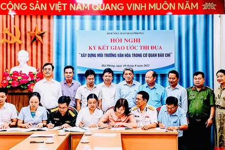 Các chi hội, liên chi hội nhà báo thành phố Hải Phòng tổ chức ký kết giao ước thi đua. 