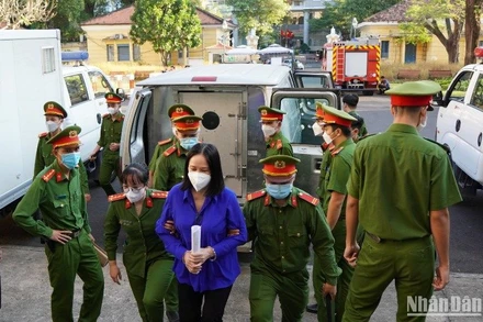 Công an dẫn giải bị cáo Bùi Thị Lệ Phi, cựu Giám đốc Sở Y tế Cần Thơ lên tòa.