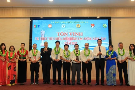 Các trí thức tiêu biểu, điển hình lao động sáng tạo năm 2022 nhận hoa và cúp.