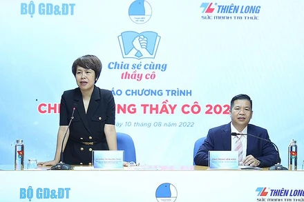 Đại diện Ban tổ chức cung cấp thông tin về chương trình “Chia sẻ cùng thầy cô” năm 2022.