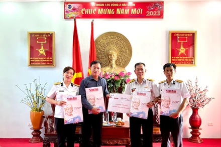 Trao tặng Báo Nhân Dân Xuân Quý Mão 2023 cho cán bộ, chiến sĩ Lữ đoàn 125 Hải quân.