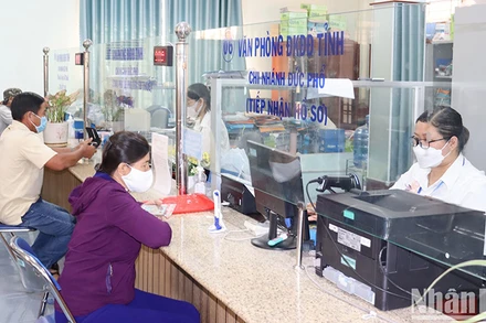 Cán bộ công chức, viên chức Bộ phận một cửa thị xã Đức Phổ (Quảng Ngãi) luôn nêu cao trách nhiệm, tận tình trong việc giải quyết thủ tục hành chính cho người dân. 