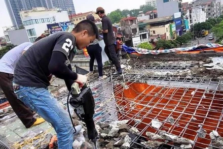 Quận Cầu Giấy cưỡng chế công trình vi phạm trật tự xây dựng. (Ảnh: Ngọc Anh)